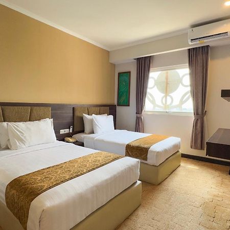 สยาริอาห์ โฮเต็ล โซโล Hotel Surakarta  ภายนอก รูปภาพ